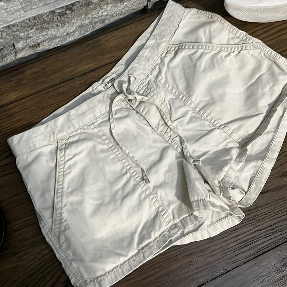 Express Shorts - Picture 2 of 7